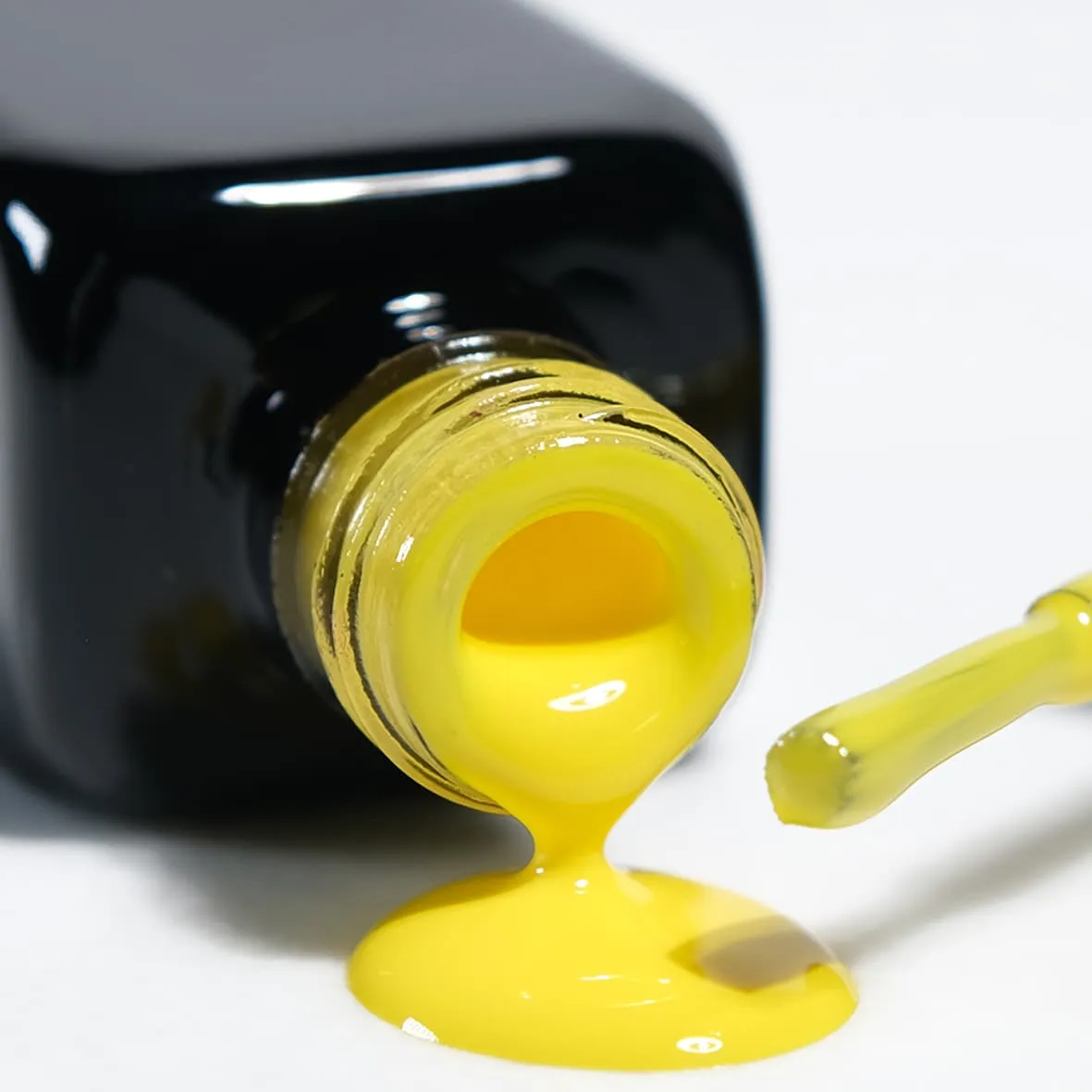 bourse | Yellow gel polish