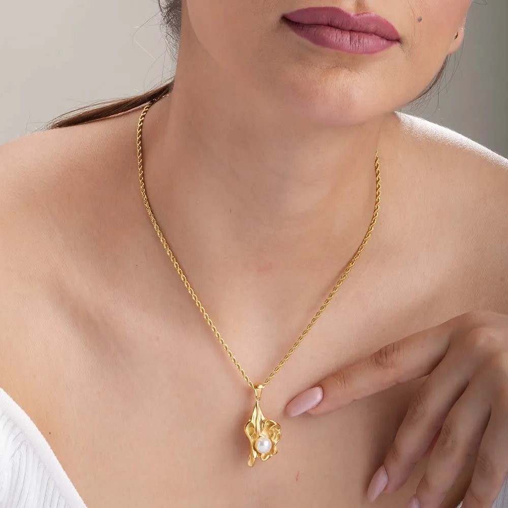 Organic Pearl Elegance Necklace