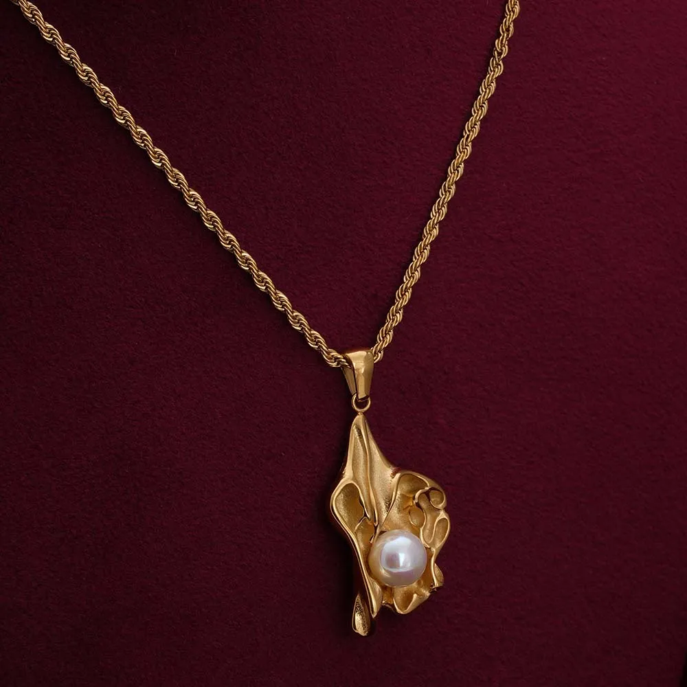 Organic Pearl Elegance Necklace