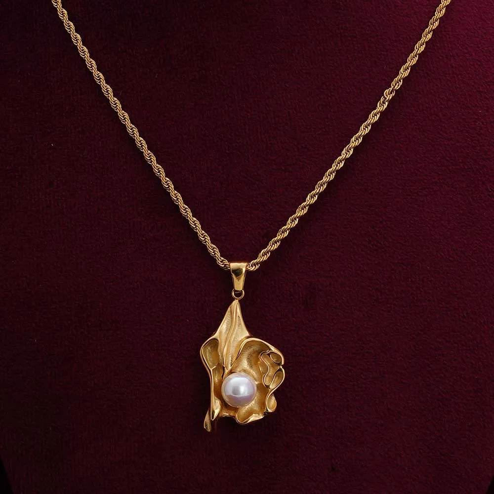 Organic Pearl Elegance Necklace