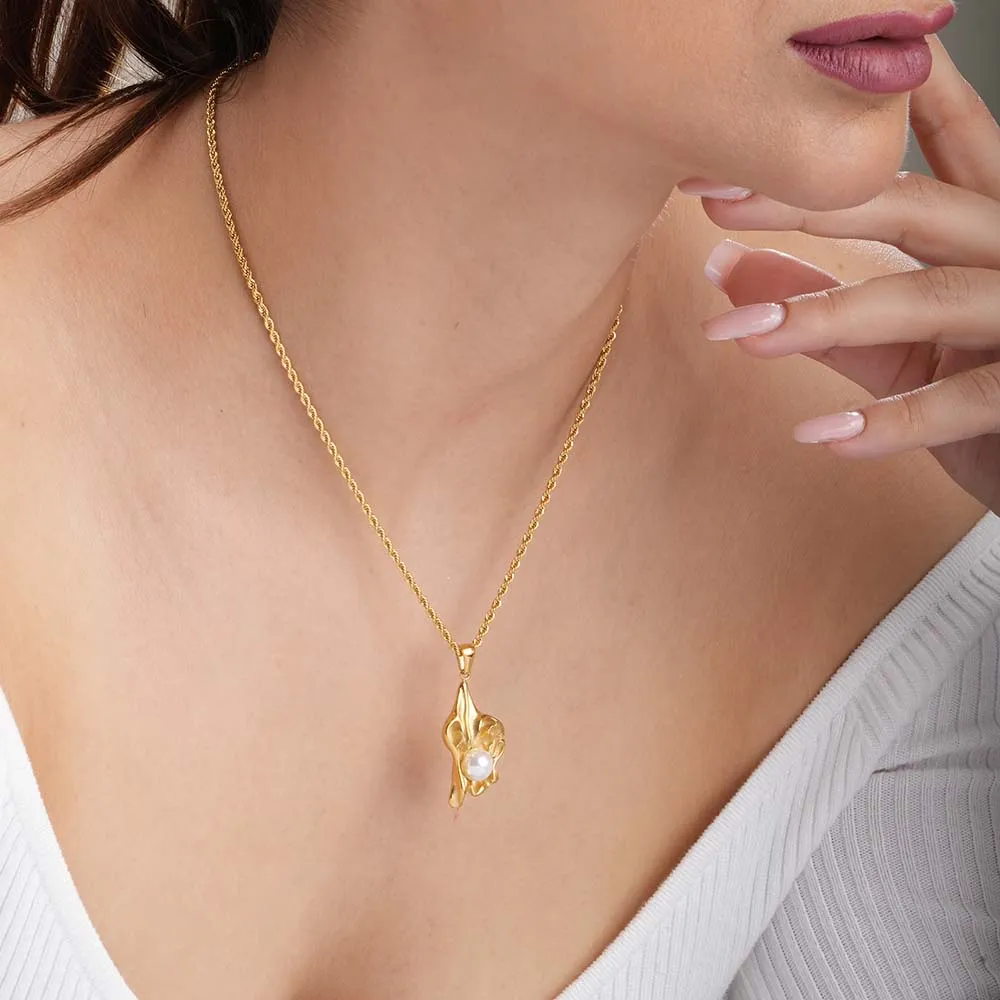 Organic Pearl Elegance Necklace